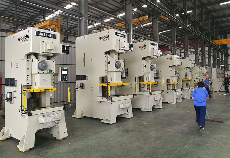 氣動沖床現(xiàn)場 氣動沖床現(xiàn)場