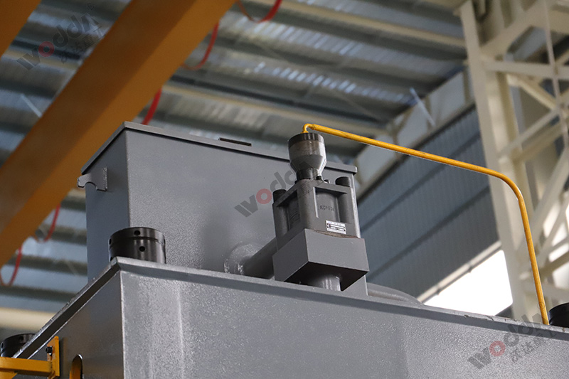 四柱液壓機(jī)如何選擇合適的液壓油？有哪些型號(hào)？