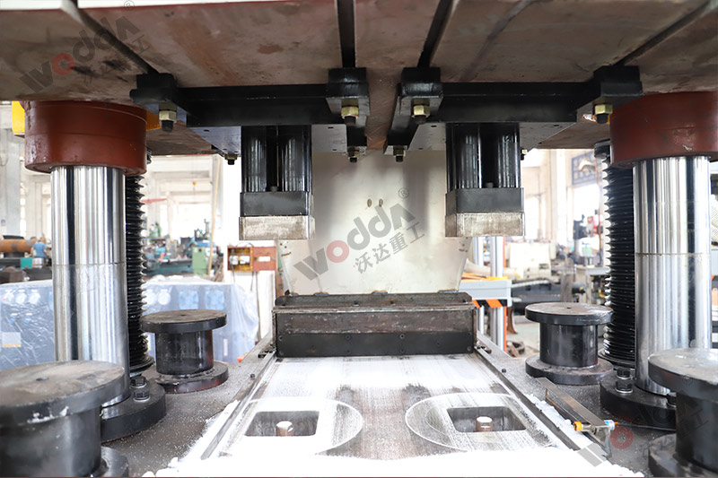 山東牛羊舔磚液壓機(jī)廠家哪家好？