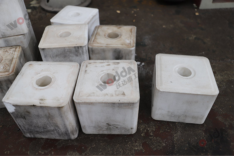 山東牛羊舔磚液壓機(jī)廠家哪家好？