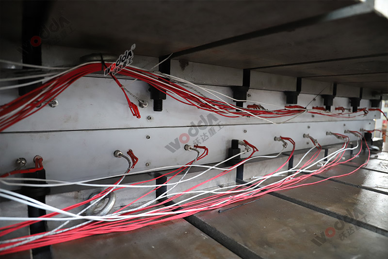 石墨烯導(dǎo)熱膜生產(chǎn)設(shè)備_1000噸液壓機(jī)_大型四柱液壓機(jī) 石墨烯導(dǎo)熱膜生產(chǎn)設(shè)備_1000噸液壓機(jī)_大型四柱液壓機(jī)