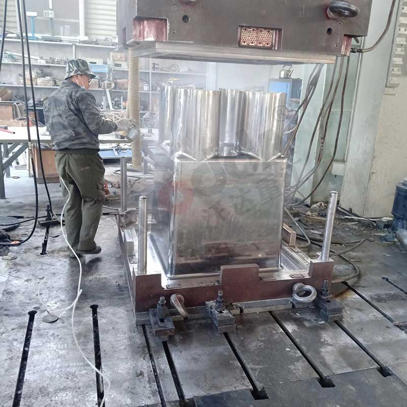 2000噸四柱液壓機(jī)模壓現(xiàn)場(chǎng) 2000噸四柱液壓機(jī)模壓現(xiàn)場(chǎng)