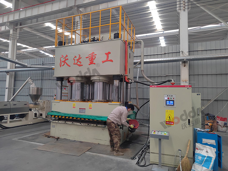 1250噸壓濾機(jī)濾板成型液壓機(jī)(圖2) 1250噸壓濾機(jī)濾板成型液壓機(jī)(圖2)