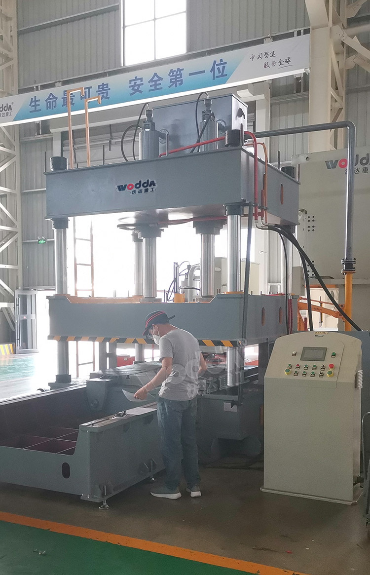 160輪胎模具試驗(yàn)機(jī)車(chē)間實(shí)拍圖