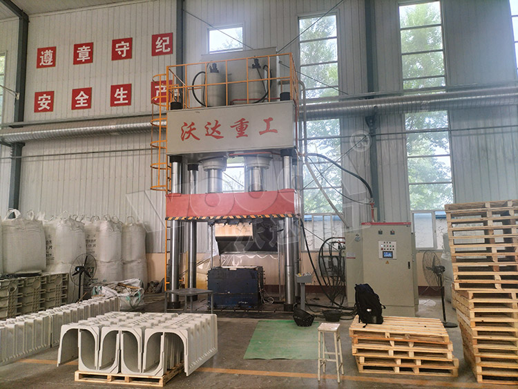 800噸U型排水溝成型液壓機(jī)客戶(hù)現(xiàn)場(chǎng)