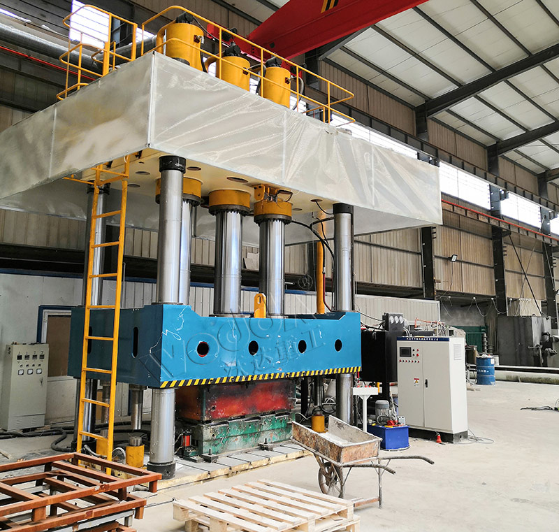 2000噸四柱液壓機(jī)現(xiàn)場(chǎng) 2000噸四柱液壓機(jī)現(xiàn)場(chǎng)