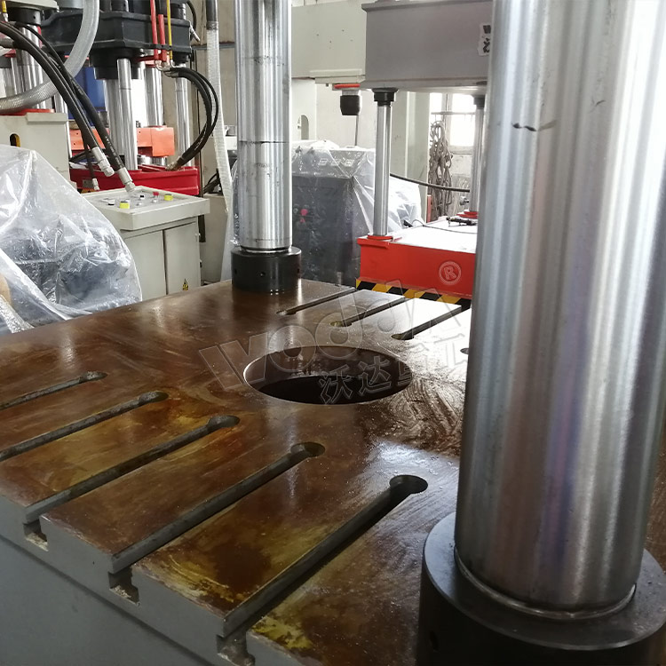 630噸四柱液壓機(jī)工作臺 630噸四柱液壓機(jī)工作臺