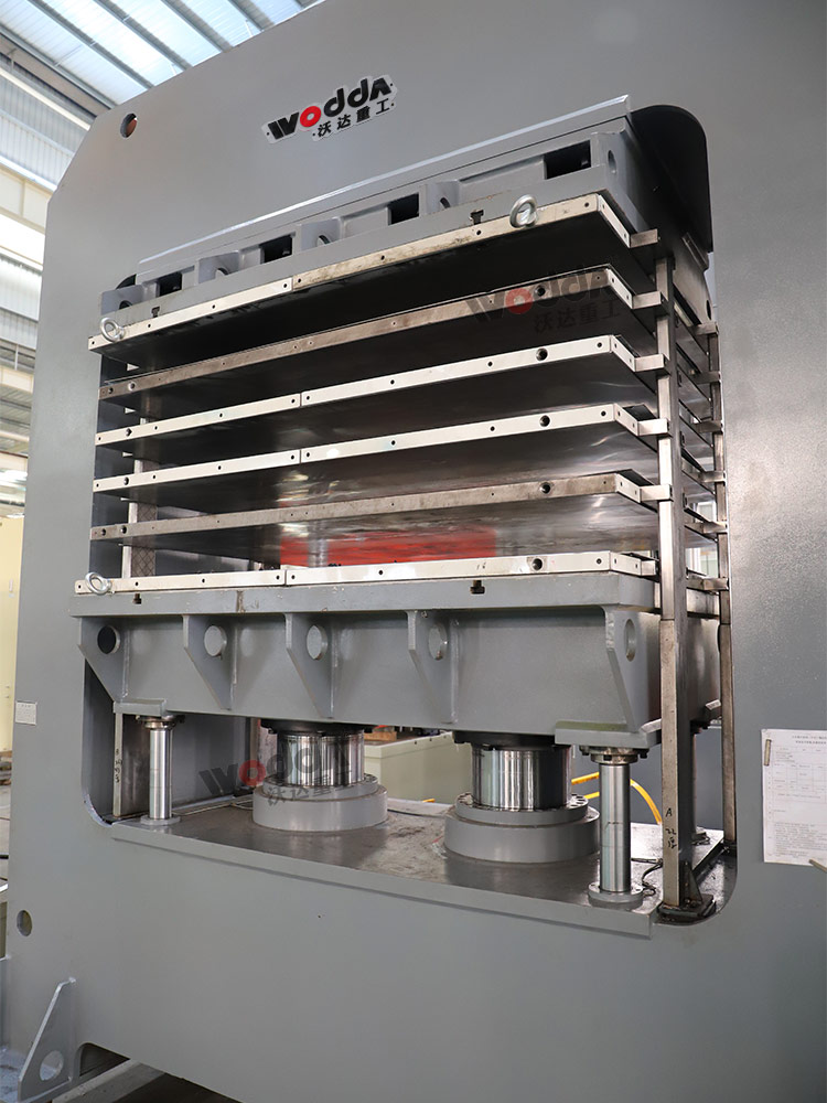 400噸復合板材多層熱壓機車架調(diào)試完成 400噸復合板材多層熱壓機車架調(diào)試完成