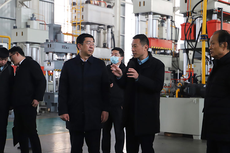 徐州市委常委、經(jīng)開(kāi)區(qū)黨工委書(shū)記張克一行觀看車間