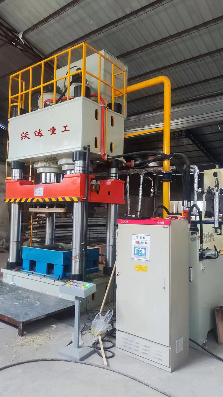 1250噸木屑托盤(pán)成型液壓機(jī)客戶現(xiàn)場(chǎng)