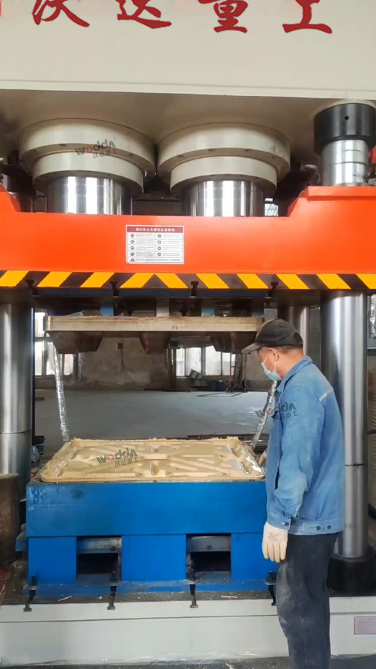 開(kāi)模取出木屑托盤(pán)