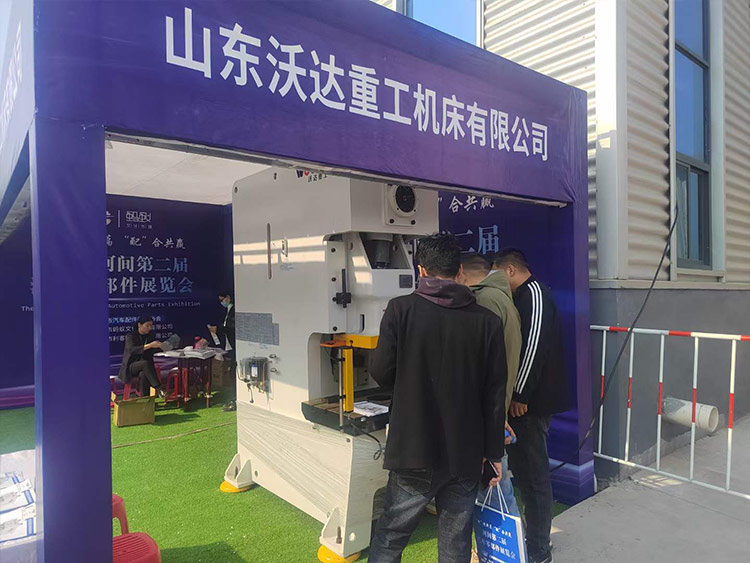 山東沃達重工機床有限公司蘇經(jīng)理為用戶介紹設備