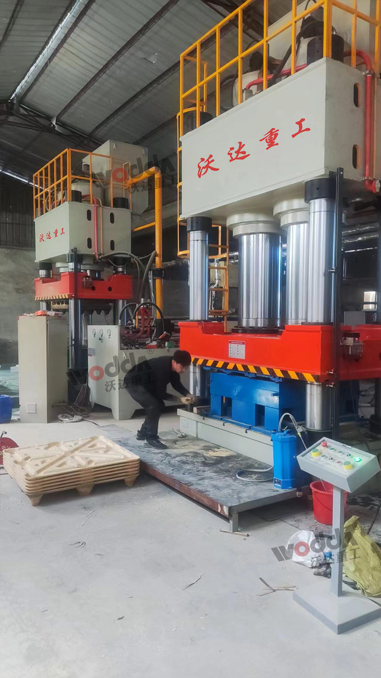 1250噸四柱液壓機(jī)客戶(hù)現(xiàn)場(chǎng)