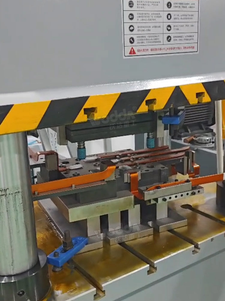 400噸四柱液壓機沖壓導(dǎo)電傳輸帶