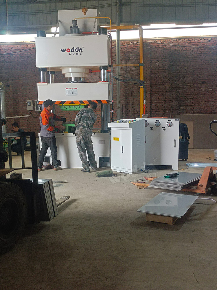 400噸不銹鋼水箱板液壓機(jī)客戶現(xiàn)場 400噸不銹鋼水箱板液壓機(jī)客戶現(xiàn)場