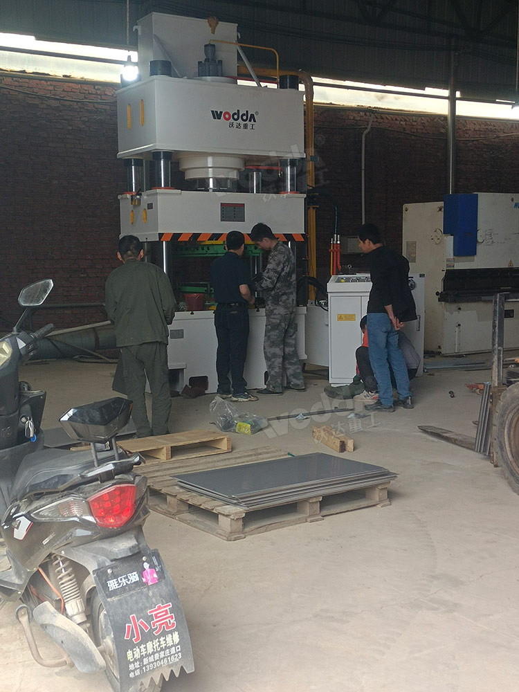 400噸不銹鋼水箱板液壓機(jī)試機(jī) 400噸不銹鋼水箱板液壓機(jī)試機(jī)