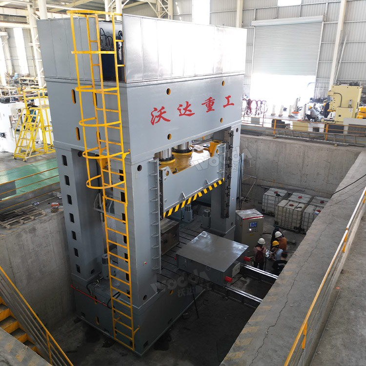 2000噸框架式液壓機(jī)車間實物