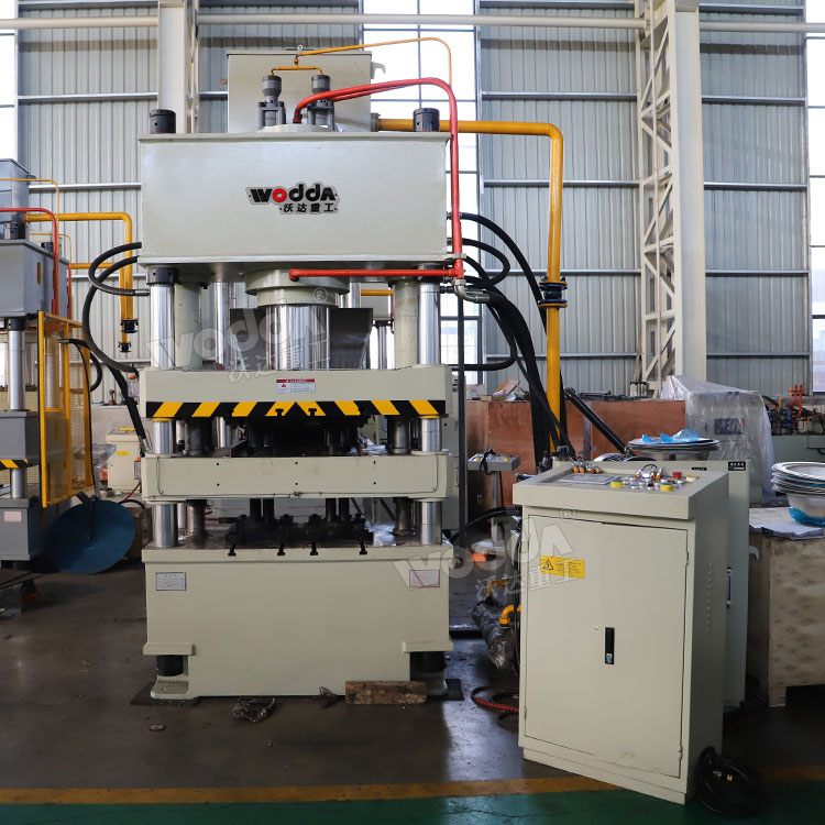 250噸四梁四柱液壓機車間實物 250噸四梁四柱液壓機車間實物