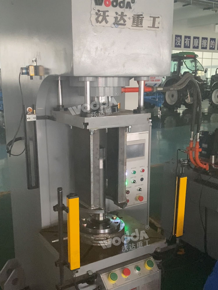 63噸單柱壓裝液壓機(jī)現(xiàn)場(chǎng) 63噸單柱壓裝液壓機(jī)現(xiàn)場(chǎng)