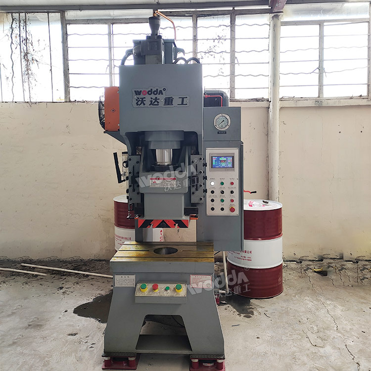 20噸伺服液壓沖床現(xiàn)場(chǎng) 20噸伺服液壓沖床現(xiàn)場(chǎng)