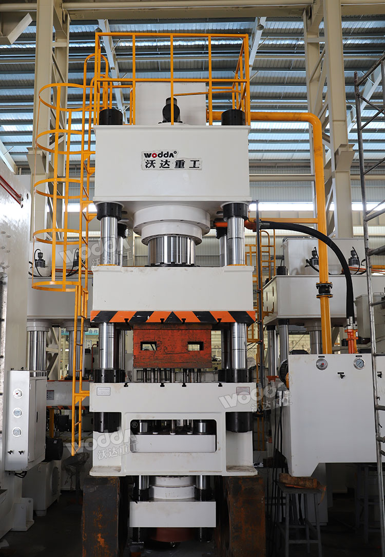 800噸不銹鋼拉伸液壓機(jī)車(chē)間實(shí)物 800噸不銹鋼拉伸液壓機(jī)車(chē)間實(shí)物