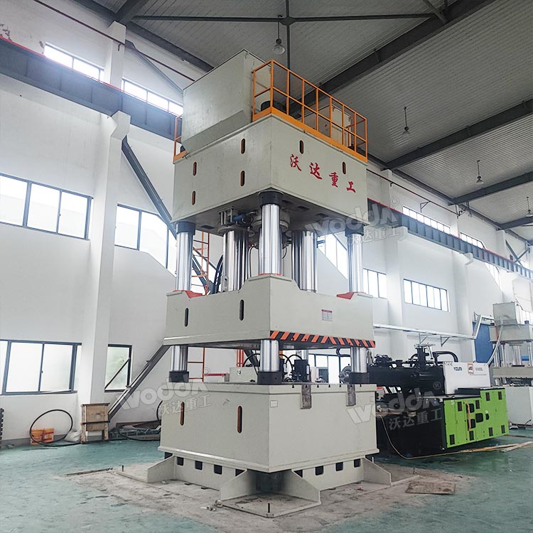 2000噸復合材料汽車配件成型液壓機現(xiàn)場 2000噸復合材料汽車配件成型液壓機現(xiàn)場