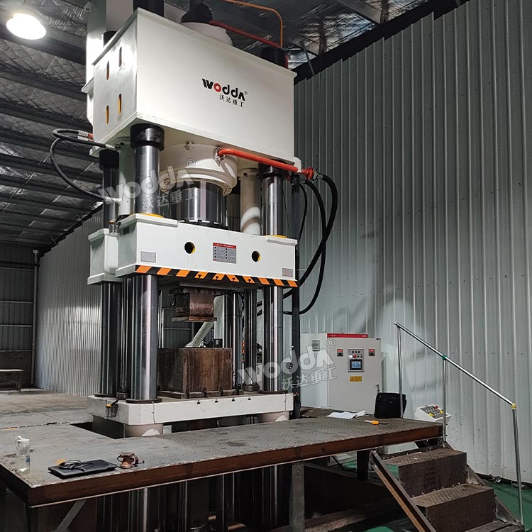 800噸匣缽液壓機(jī)現(xiàn)場(chǎng)