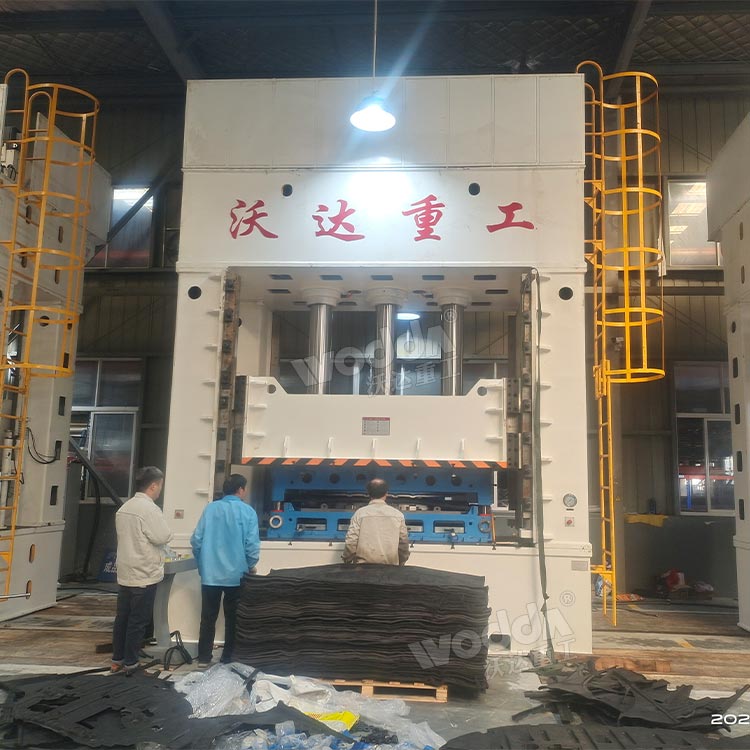 630噸汽車內(nèi)飾件成型液壓機(jī)客戶車間現(xiàn)場