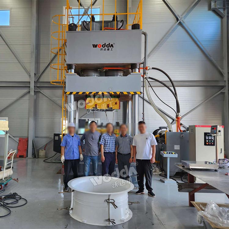 1000噸玻璃鋼冷卻塔風(fēng)筒成型液壓機現(xiàn)場