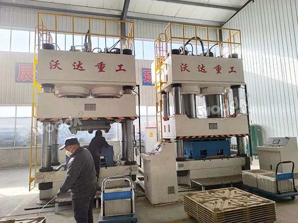 木屑托盤液壓機(jī)現(xiàn)場 木屑托盤液壓機(jī)現(xiàn)場