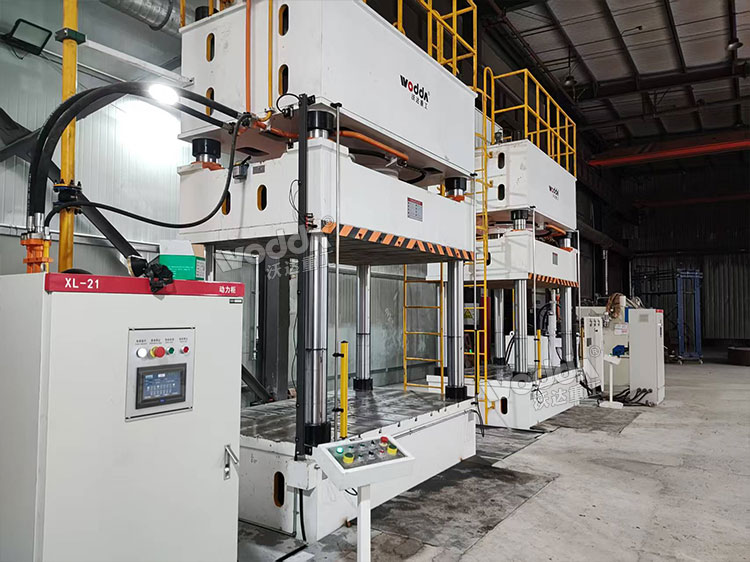 630噸四柱液壓機(jī)現(xiàn)場