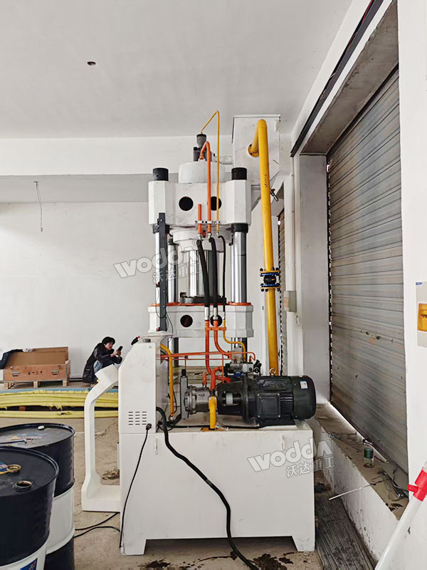 315噸四柱液壓機(jī)現(xiàn)場(chǎng)