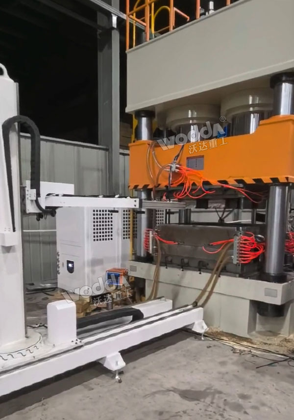 塑料托盤成型液壓機(jī)現(xiàn)場