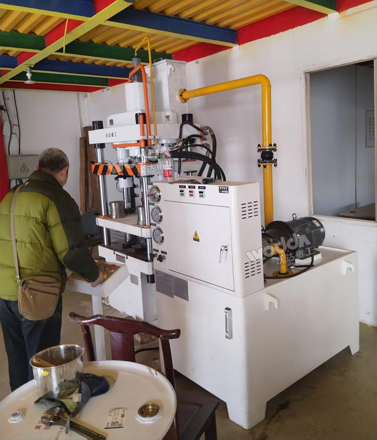 100噸粉末成型液壓機試機