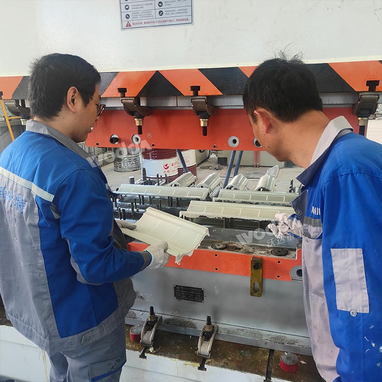 630噸復(fù)合材料成型液壓機(jī)