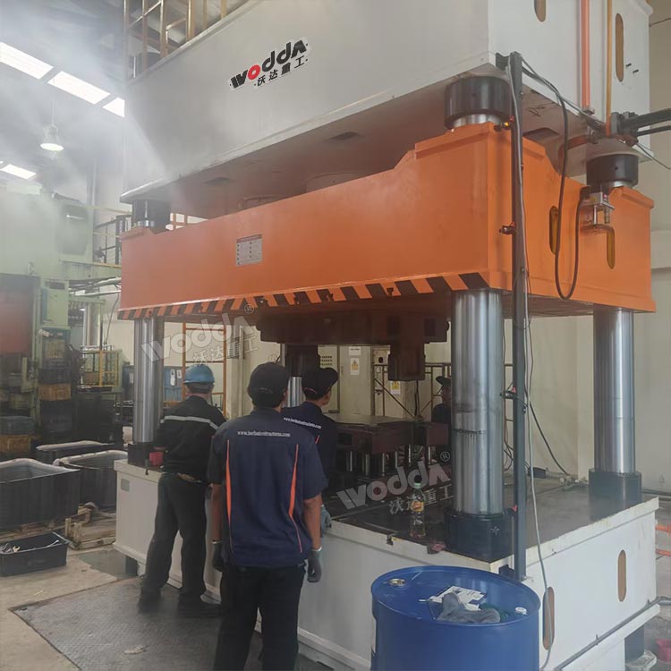 1000噸四柱液壓機試機現(xiàn)場 1000噸四柱液壓機試機現(xiàn)場