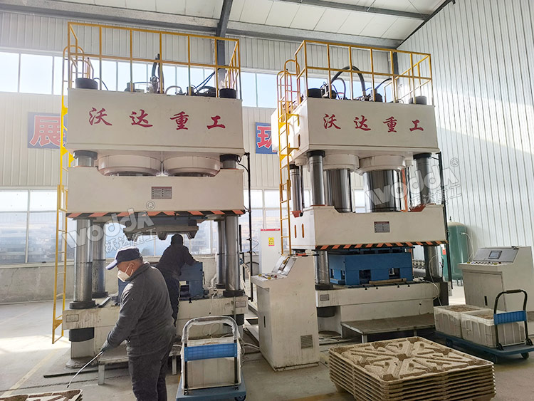 1600噸木屑托盤液壓機(jī)現(xiàn)場(chǎng)