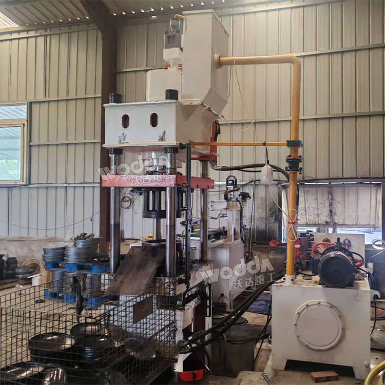 200噸封頭液壓機(jī)現(xiàn)場(chǎng)