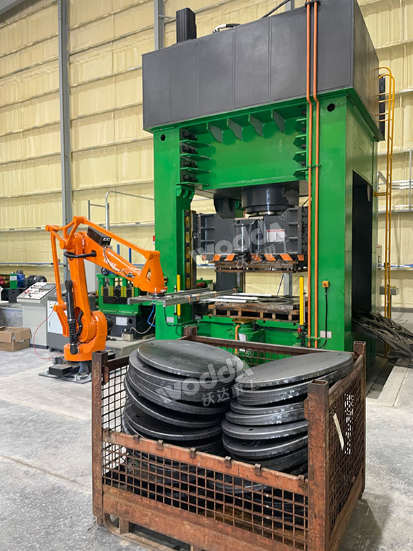 1000噸框架式液壓機沖壓海洋浮標現場