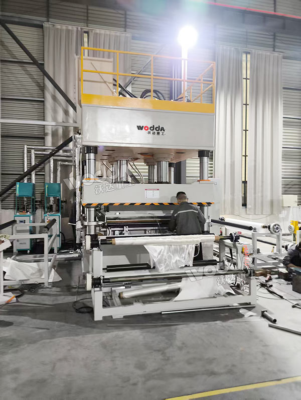 630噸PE防彈無緯布模壓液壓機(jī)現(xiàn)場