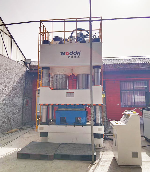 1600噸木屑托盤(pán)液壓機(jī)現(xiàn)場(chǎng)