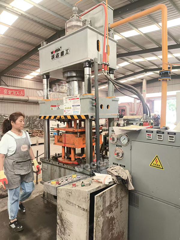 200噸封頭液壓機(jī)生產(chǎn)線