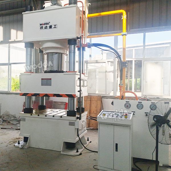 630噸四柱液壓機(jī) 630噸四柱液壓機(jī)