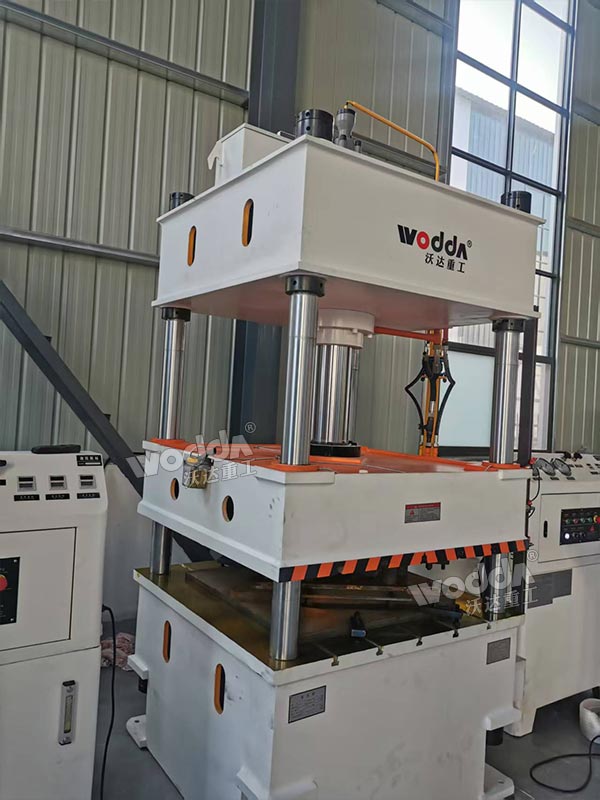 100噸四柱液壓機調試現(xiàn)場