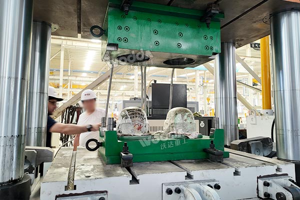 開(kāi)模（玻璃鋼頭盔模壓成型）