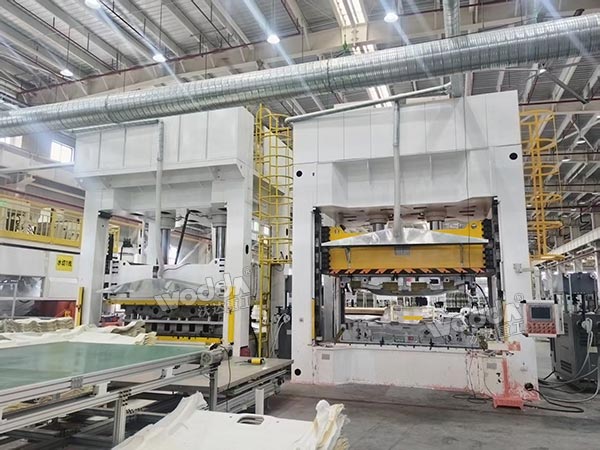 2臺汽車內(nèi)飾件成型液壓機(jī)