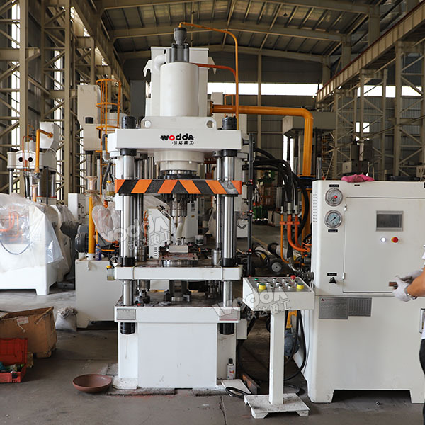 120噸汽車摩擦片成型液壓機(jī)