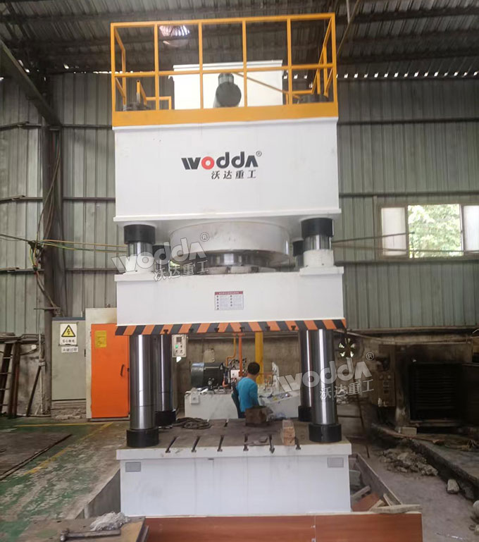 1600噸四柱液壓機(jī) 1600噸四柱液壓機(jī)