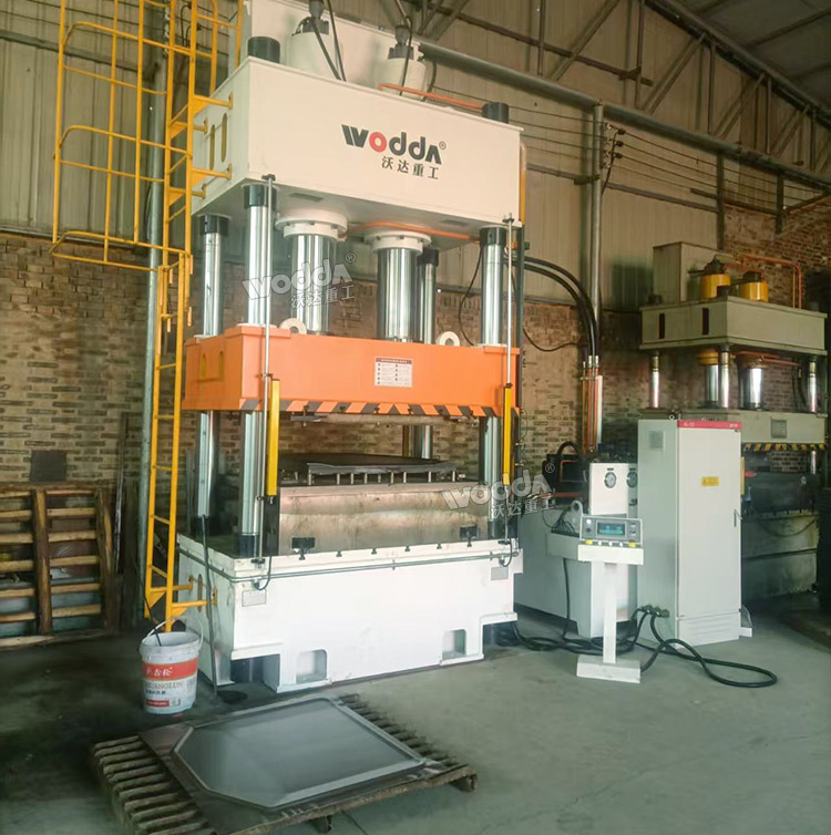 400噸汽車配件成型液壓機.jpg 400噸汽車配件成型液壓機.jpg