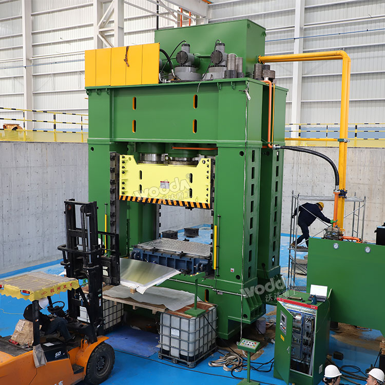 3000噸框架式液壓機試機.jpg 3000噸框架式液壓機試機.jpg